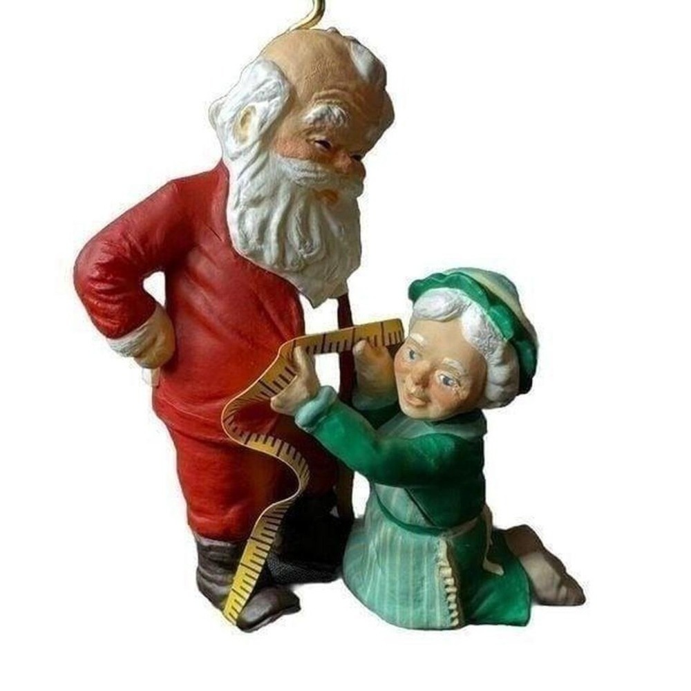 Hallmark Keepsake 1993 Mr&Mrs Claus A Fitting Moment